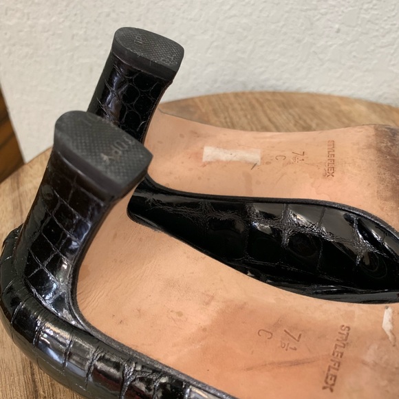 Bally Alligator Print 2.5” Heel Dress Pumps 7.5C - Picture 7 of 8